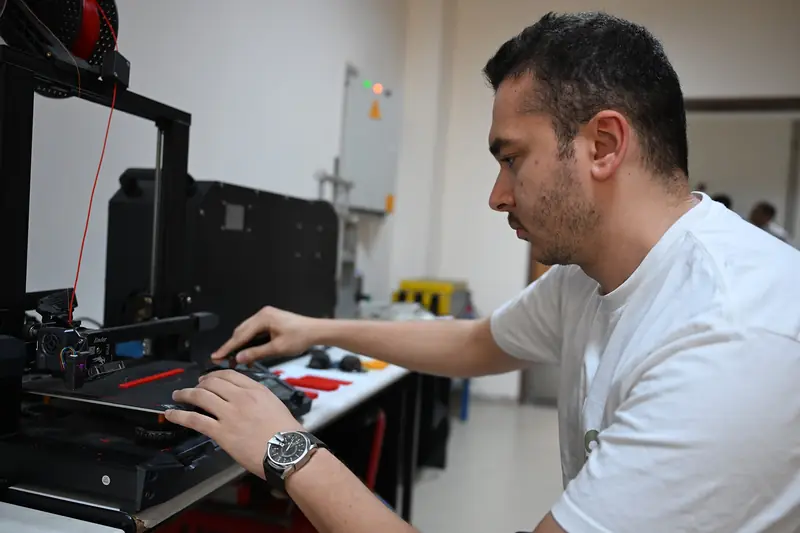 Üç boyutlu yazıcıyı ayarlayan bir araştırmacı