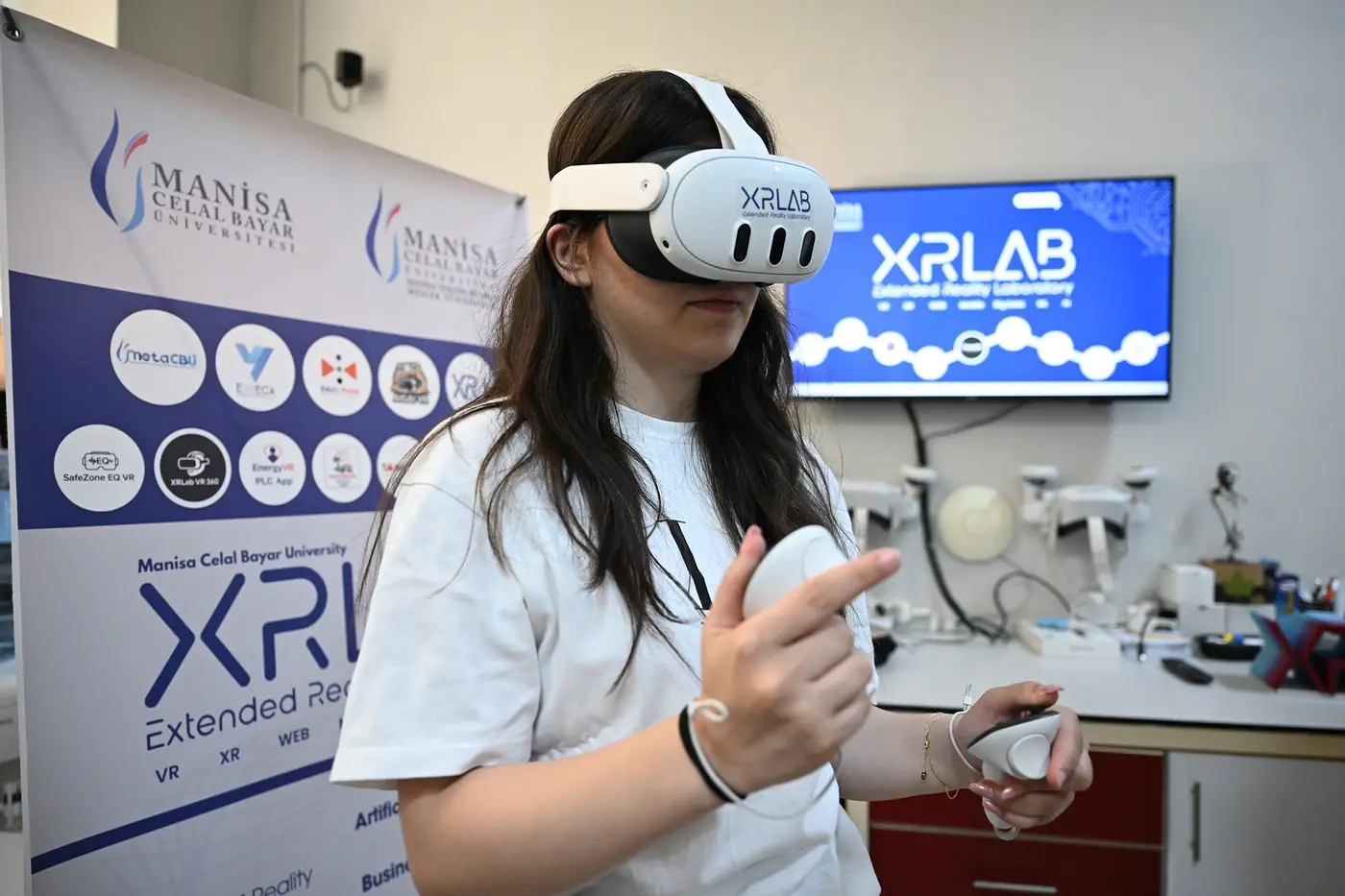 MCBÜ XR Lab'da sanal gerçeklik gözlüğüyle çalışan bir öğrenci