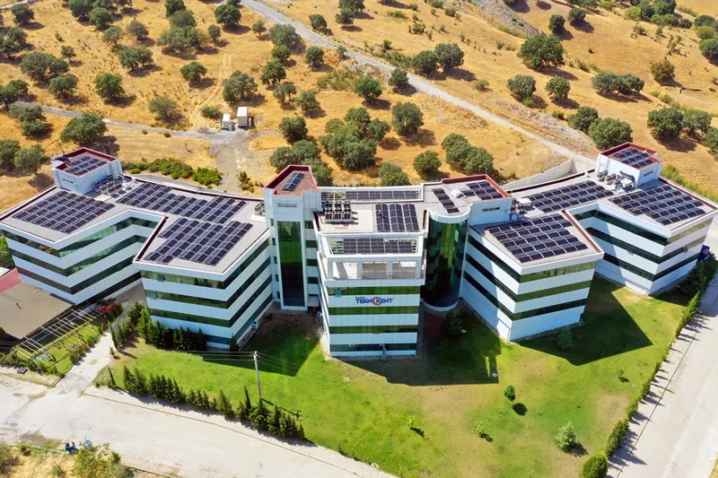 Çatısı güneş panelleriyle kaplı Manisa Teknokent binası, havadan